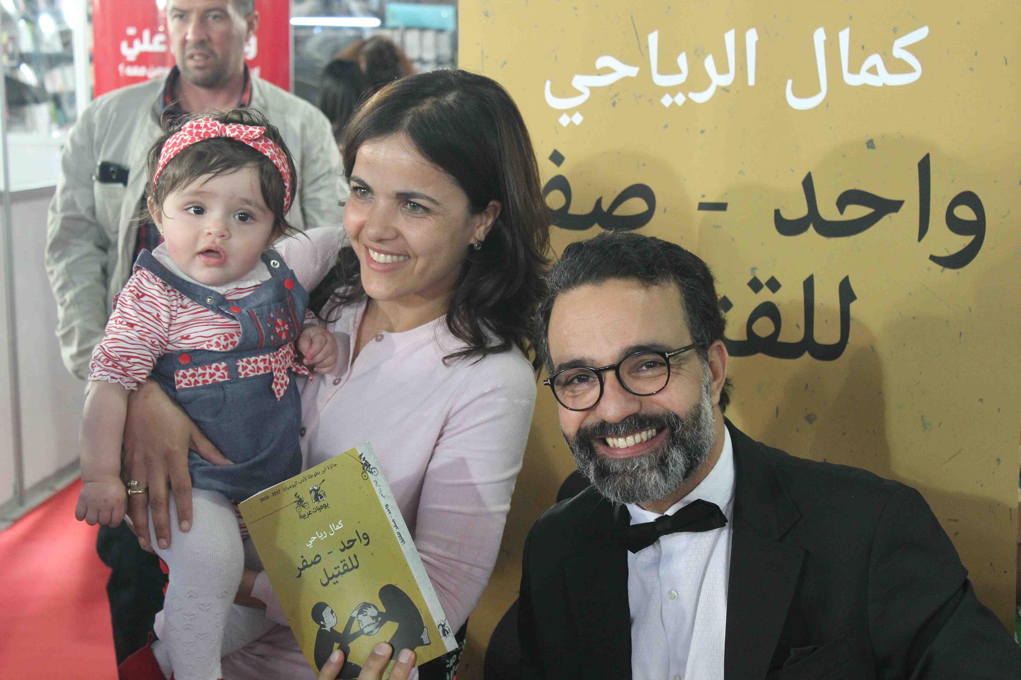 كمال الرياحى يوقع كتابه واحد صفر للقتيل الفائز بجائزة ابن بطوطة فى معرض تونس (7)