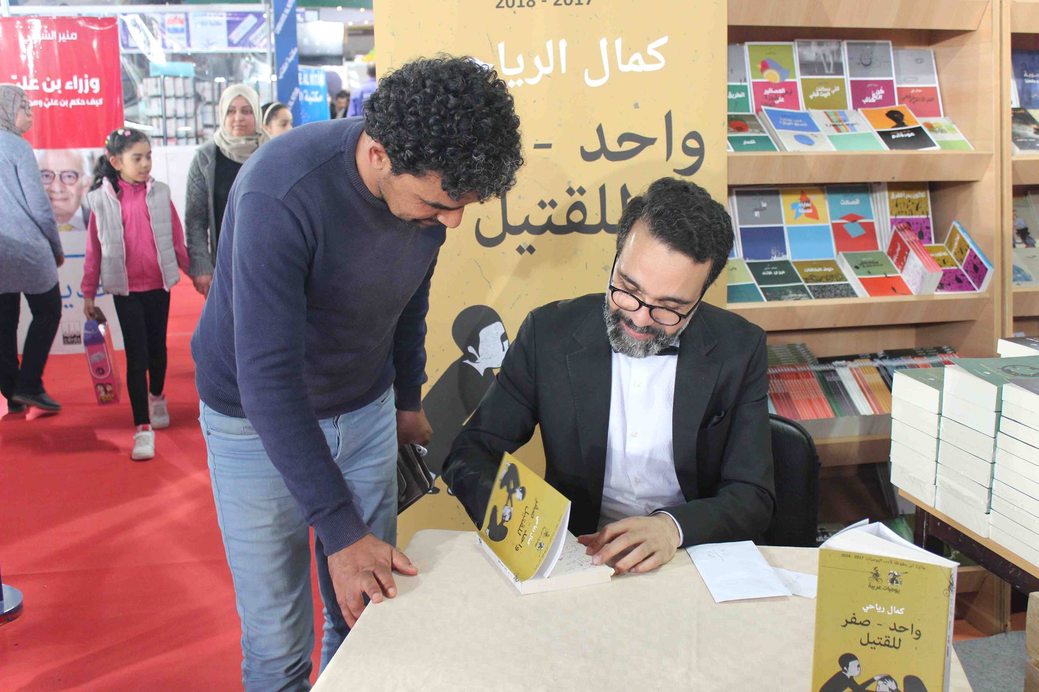 كمال الرياحى يوقع كتابه واحد صفر للقتيل الفائز بجائزة ابن بطوطة فى معرض تونس (21)