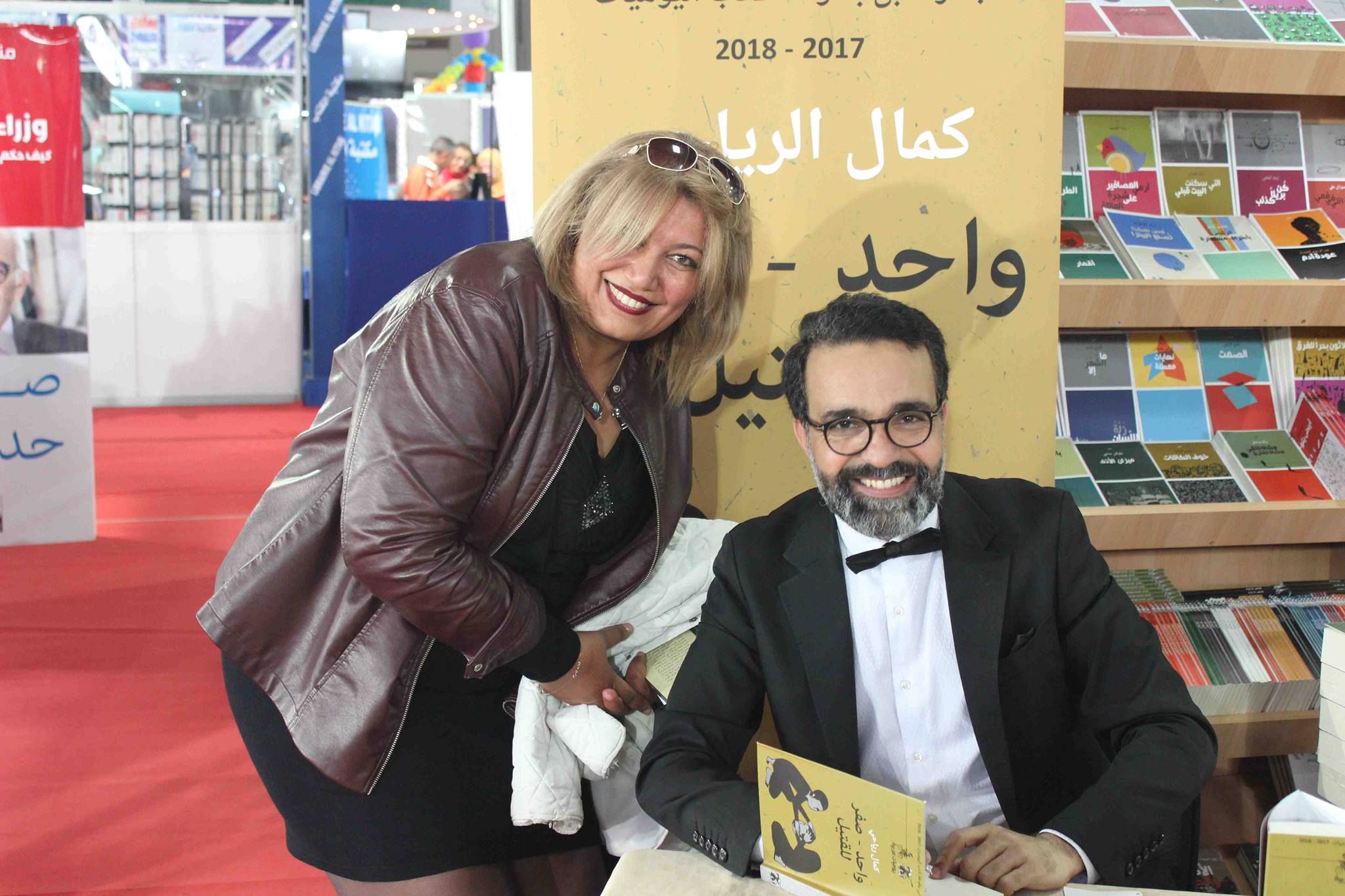 كمال الرياحى يوقع كتابه واحد صفر للقتيل الفائز بجائزة ابن بطوطة فى معرض تونس (3)