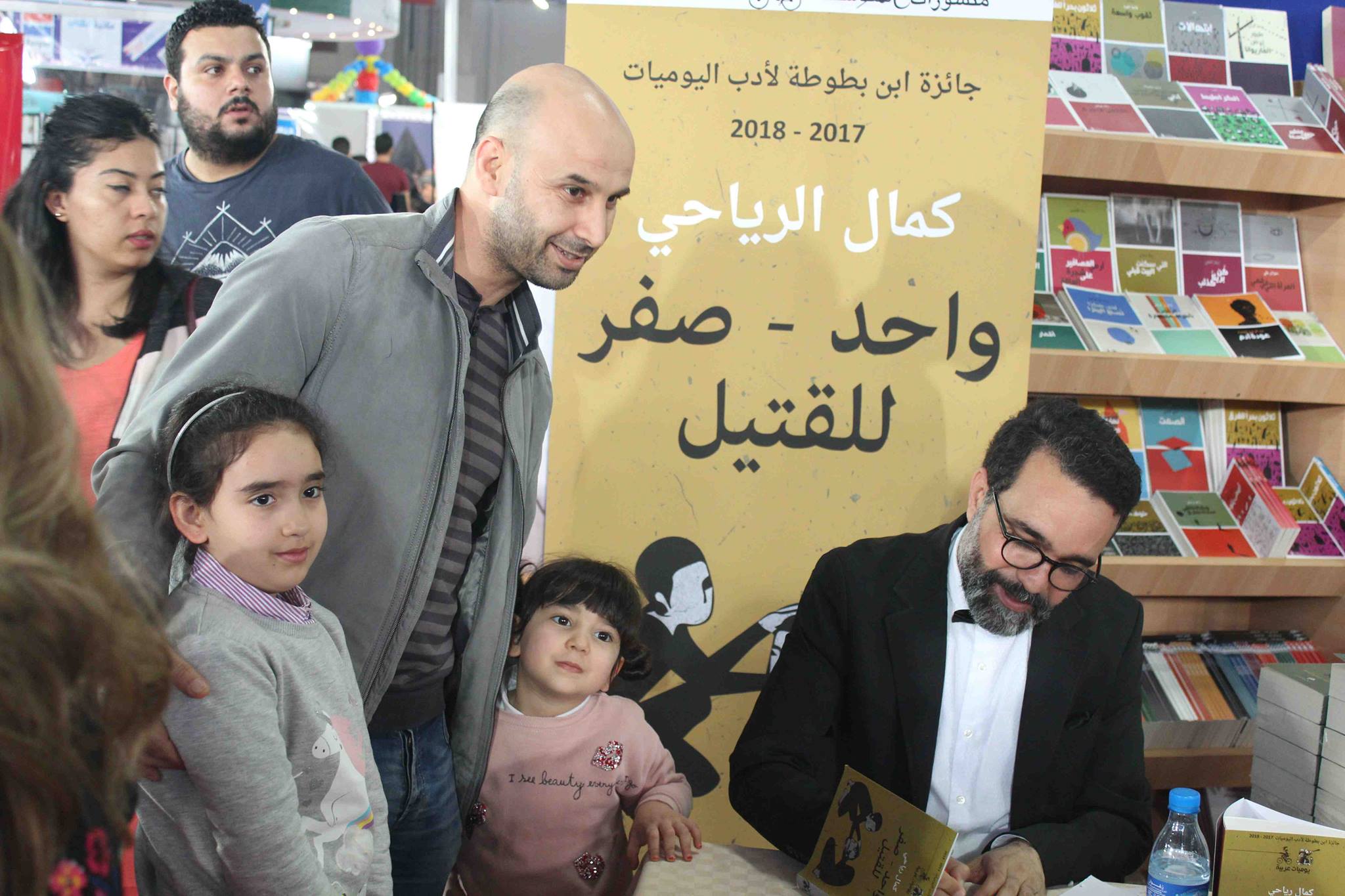 كمال الرياحى يوقع كتابه واحد صفر للقتيل الفائز بجائزة ابن بطوطة فى معرض تونس (26)