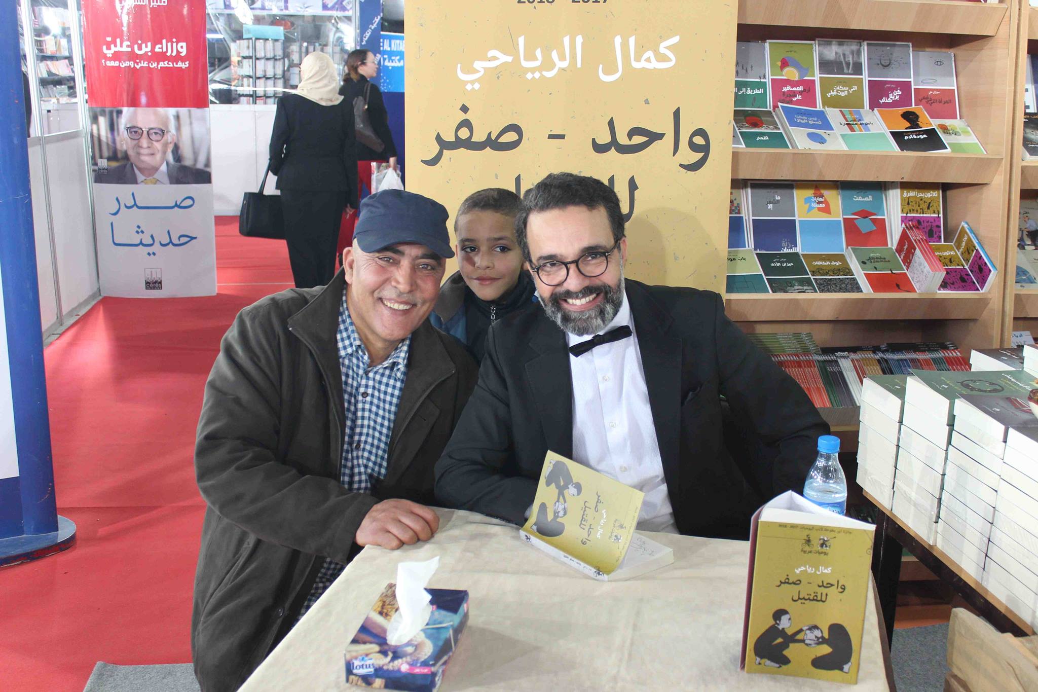 كمال الرياحى يوقع كتابه واحد صفر للقتيل الفائز بجائزة ابن بطوطة فى معرض تونس (33)