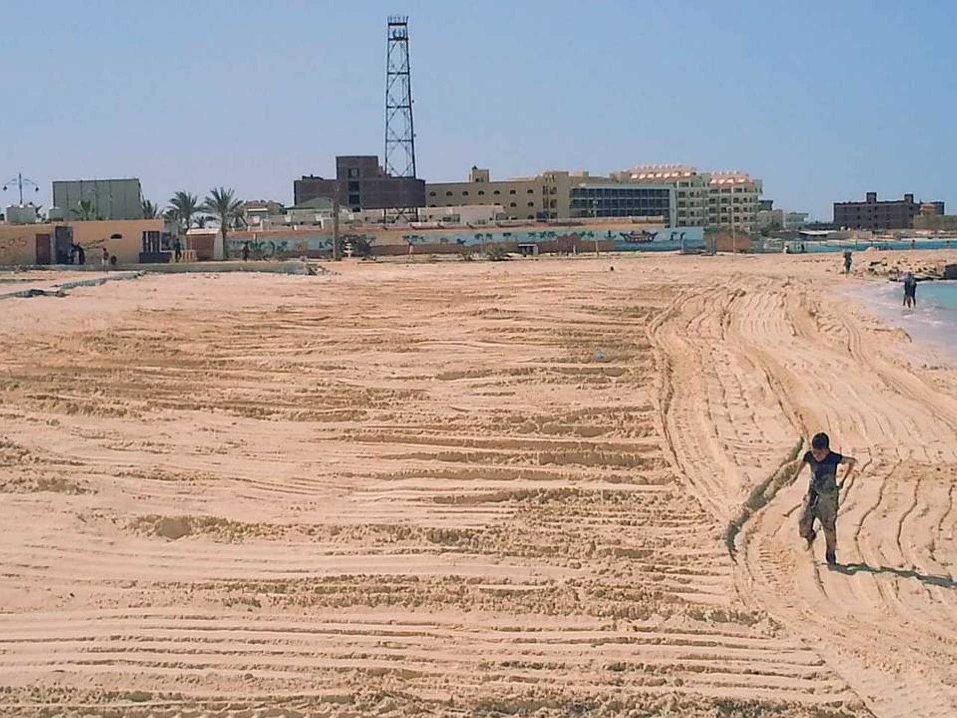 تسوية وتنظيف رمال شواطئ مطروح استقبال شم النسيم