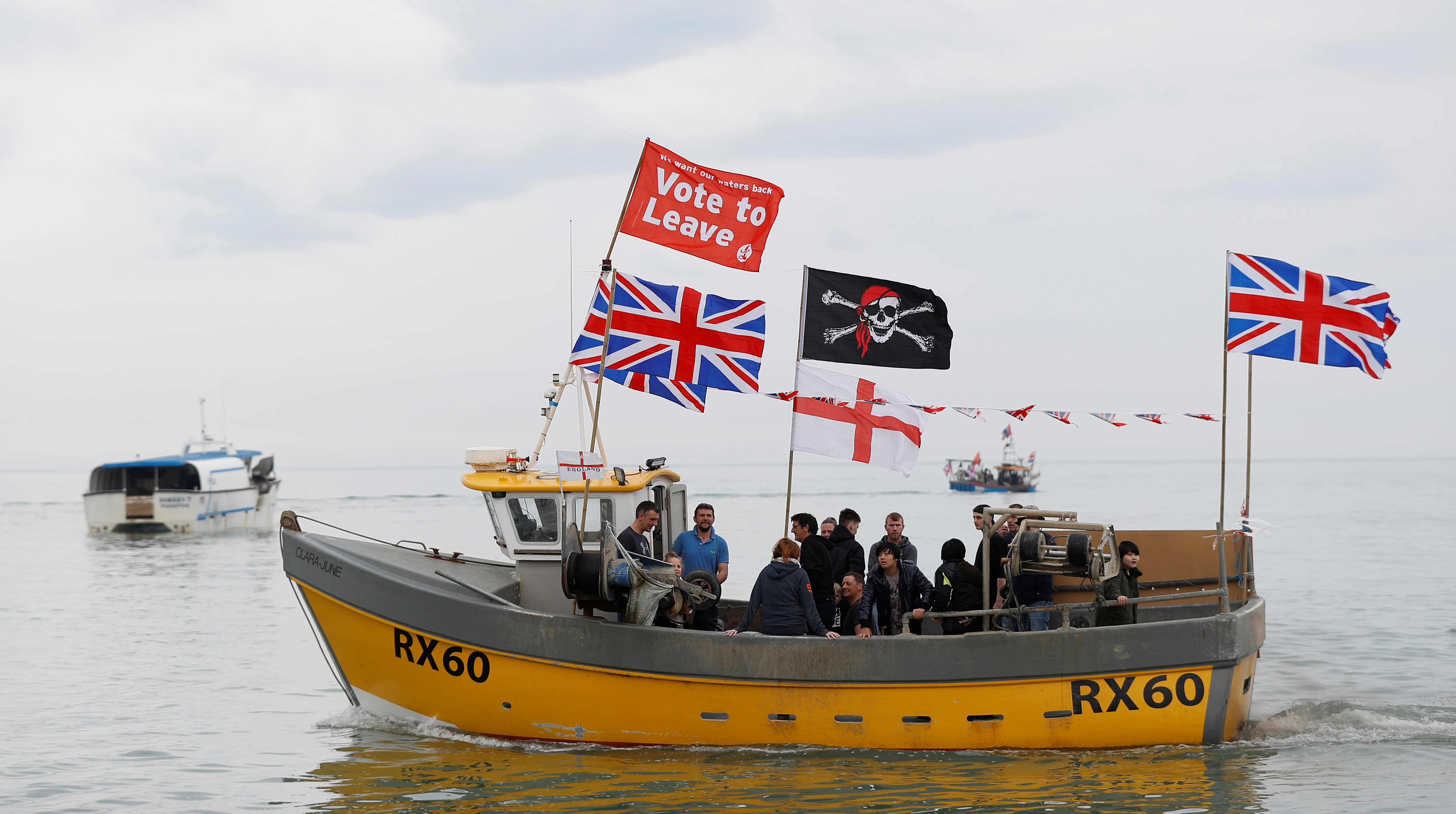 أعلام بريطانيا فوق قوارب الصيد