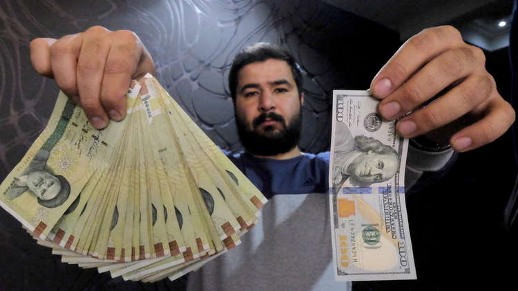 مواطن إيراني يوضح الفارق بين الدولار والتومان
