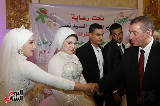 محافظ كفر الشيخ يكرم العرائس
