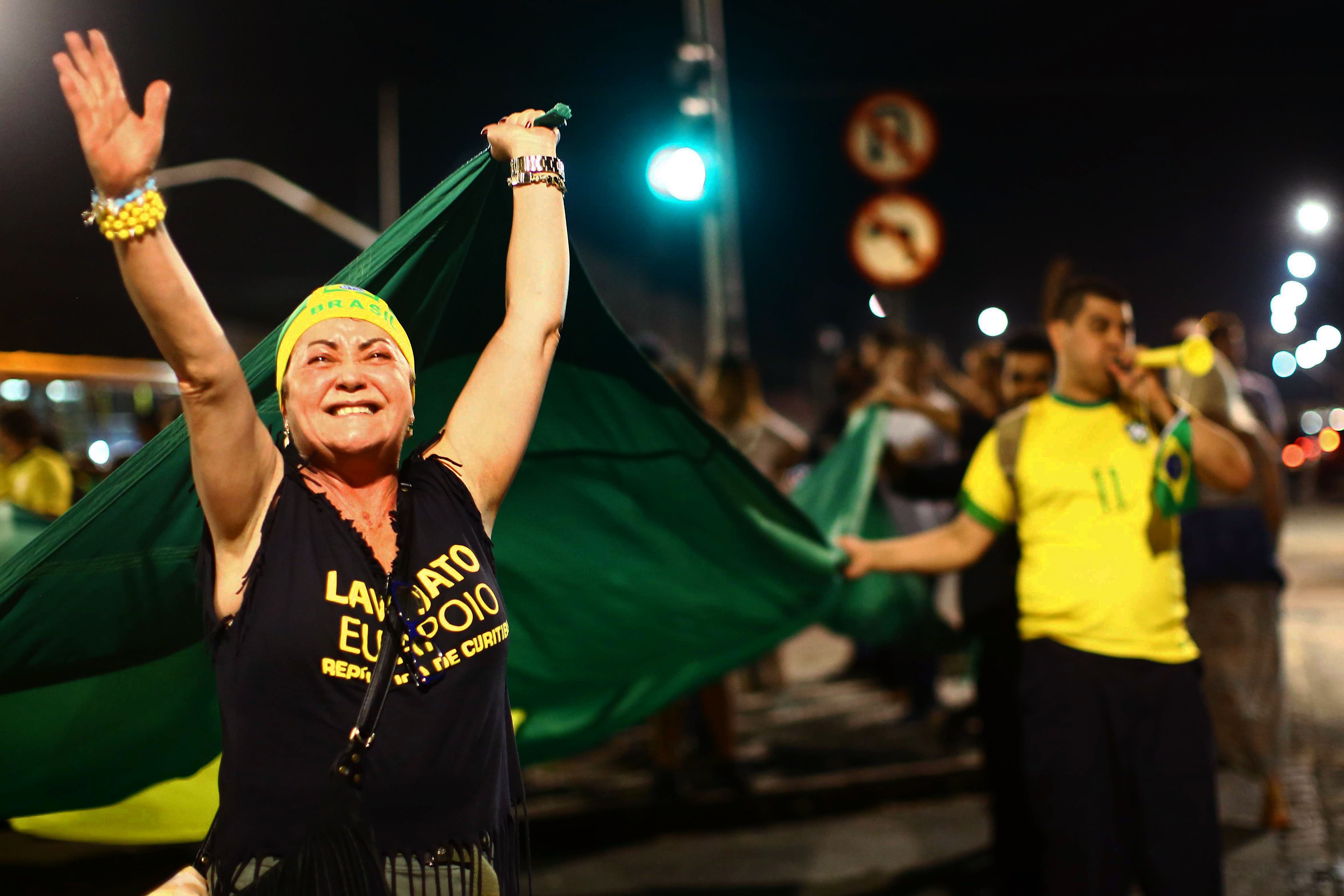 احتفالات فى البرازيل عقب تسليم الرئيس البرازيلى الأسبق نفسه للشرطة
