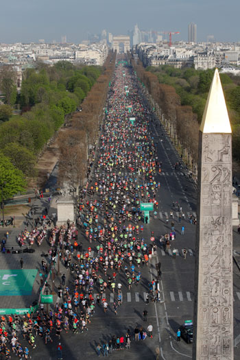 الآلاف يشاركون فى ماراثون باريس الدولى
