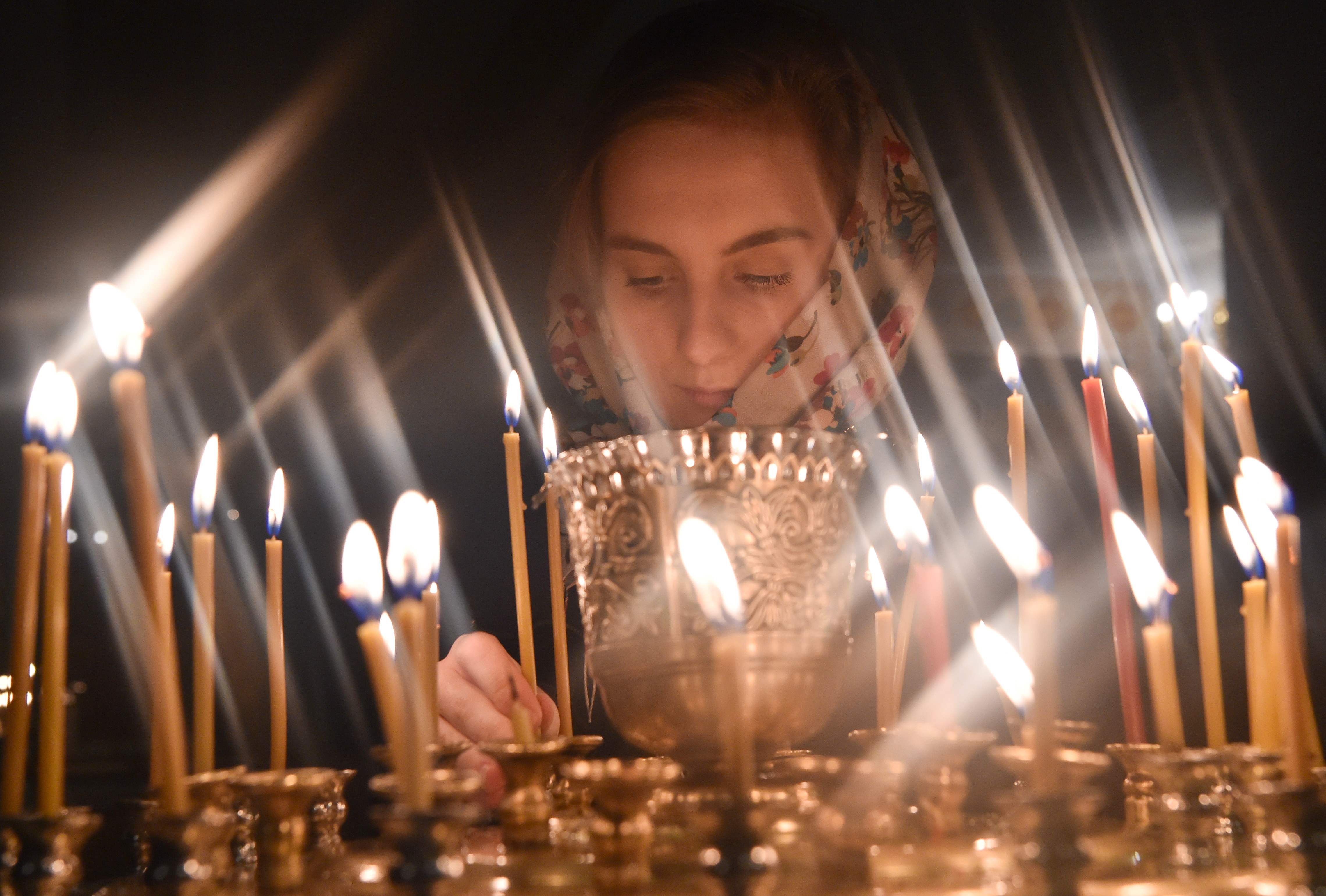 اشعال الشموع خلال احتفالات عيد الفصح فى روسيا