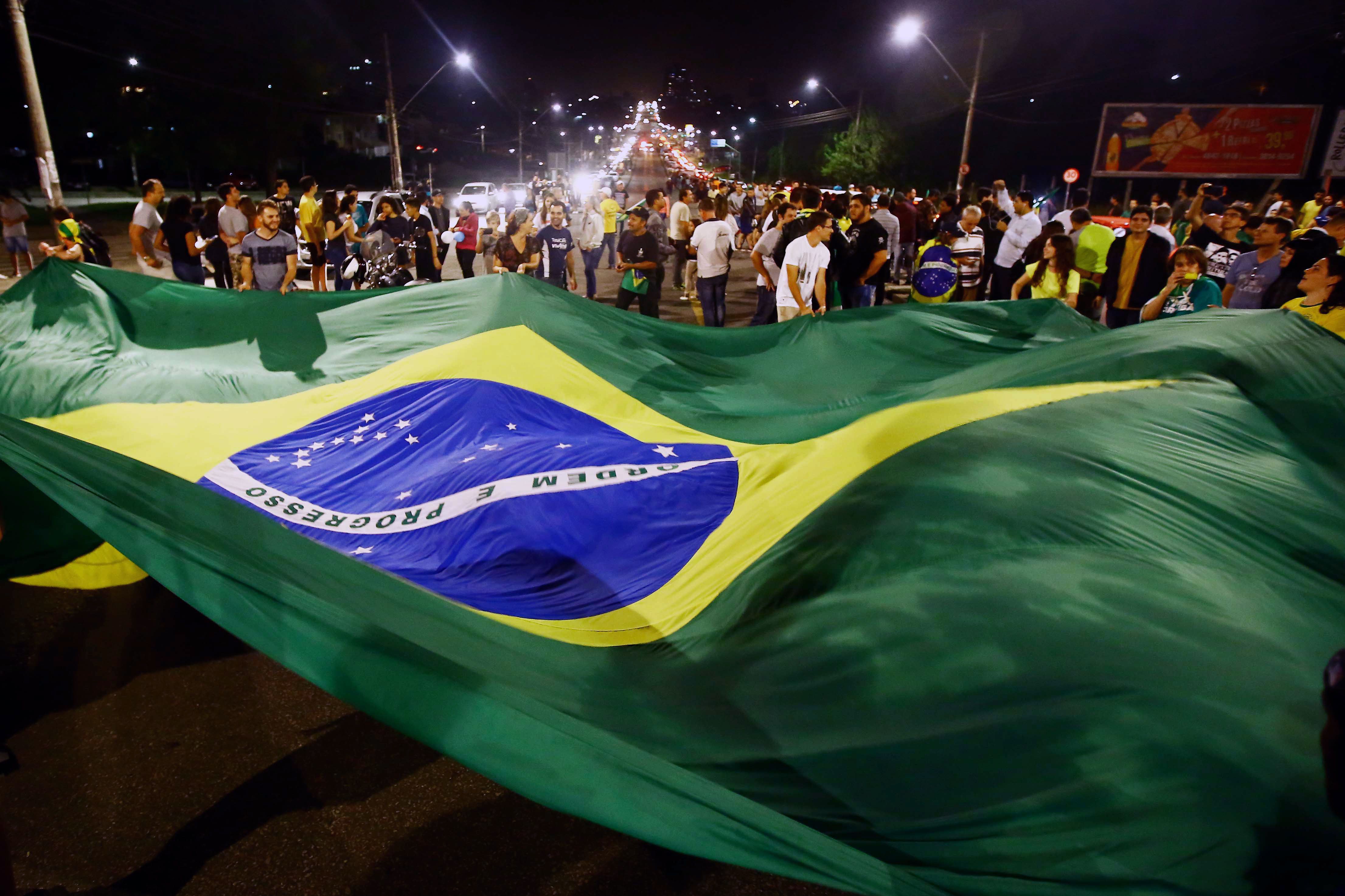 معارضى الرئيس البرازيلى الأسبق يلوحون بالعلم