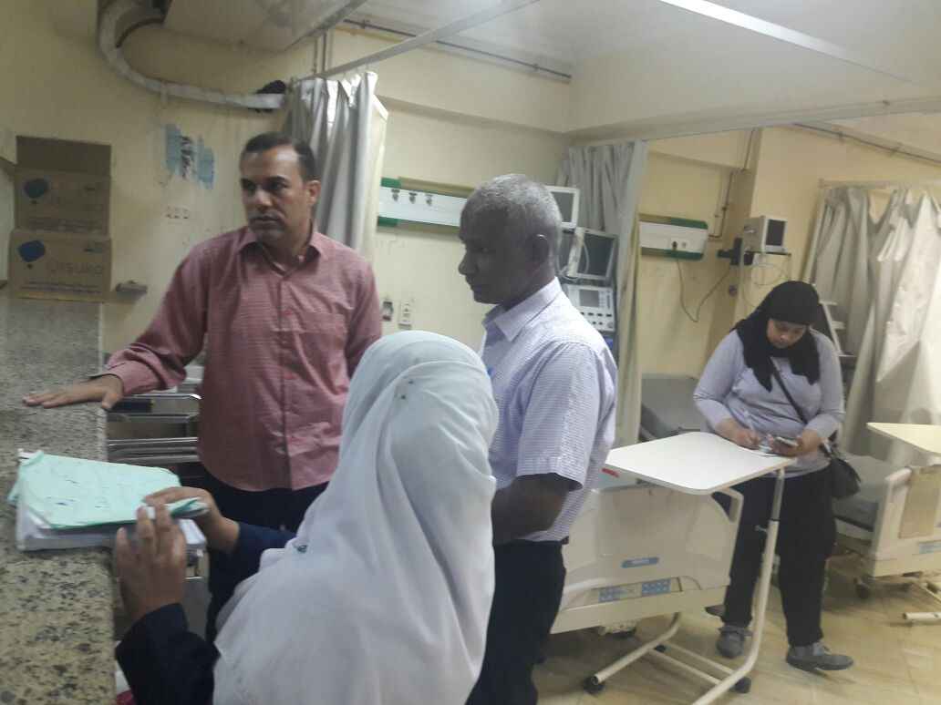     السيد عبد الجواد خلال جولاته علي المستشفيات لمتابعة استعدادات الأعياد