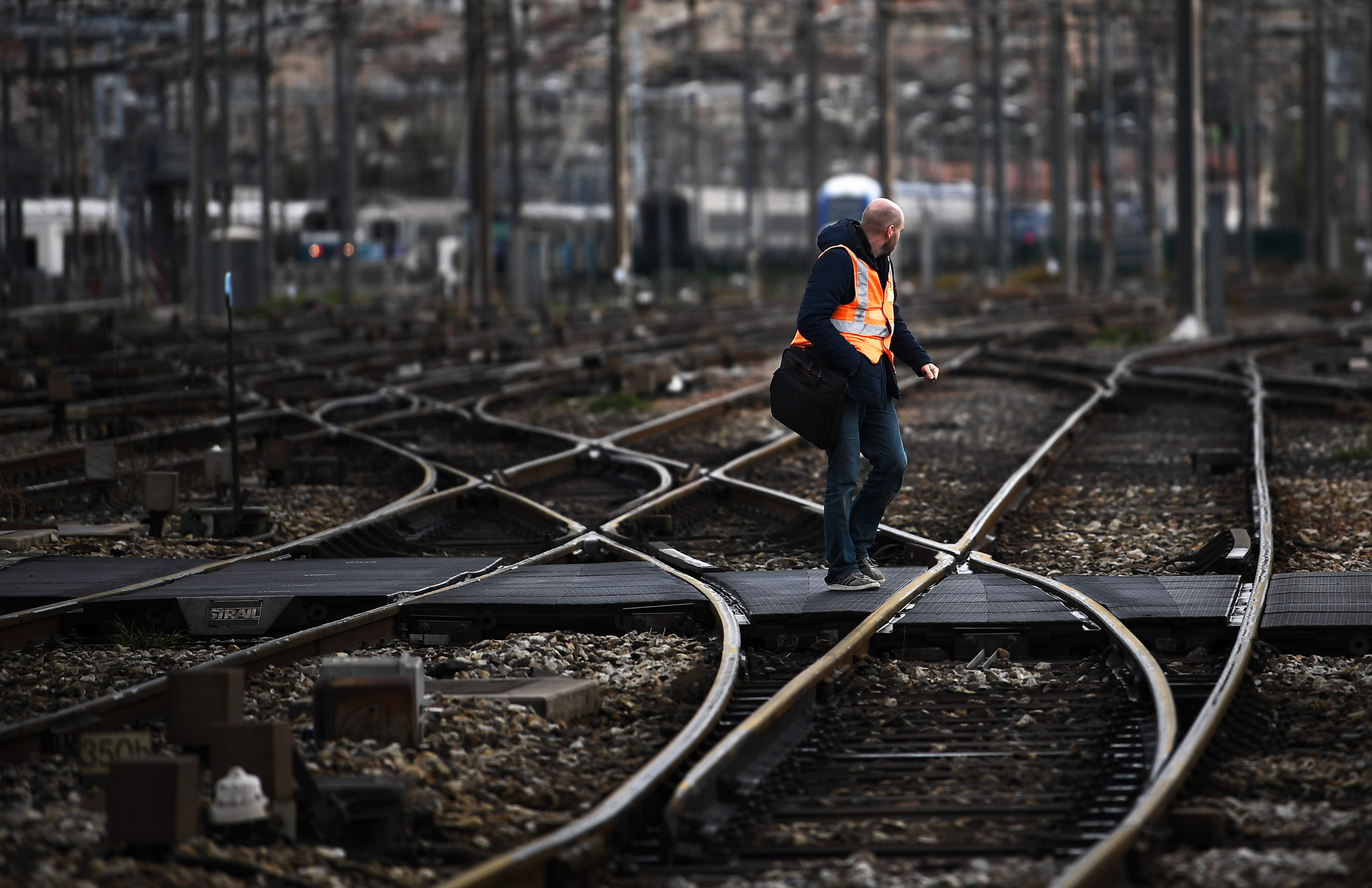 إضراب عمال السكك الحديد فى فرنسا 