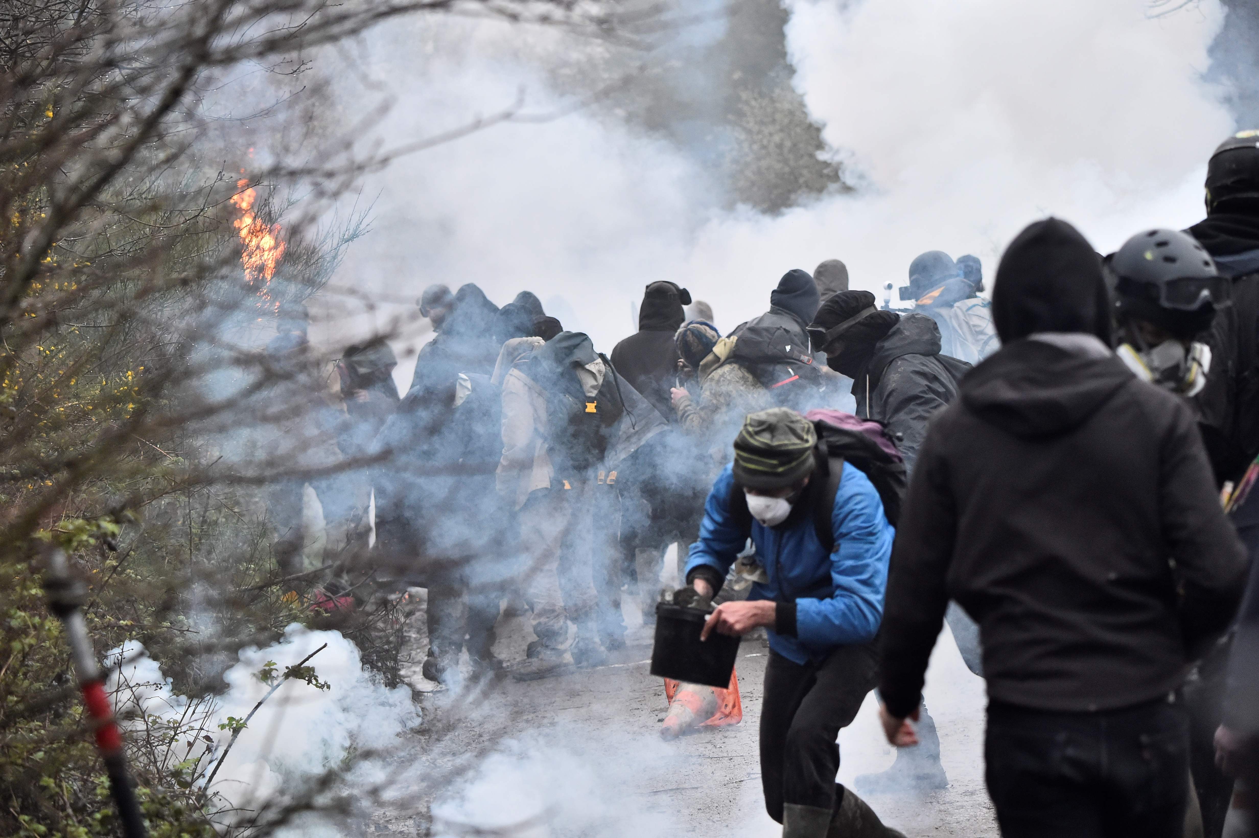الاشتباكات بين الشرطة الفرنسية ومحتجين 