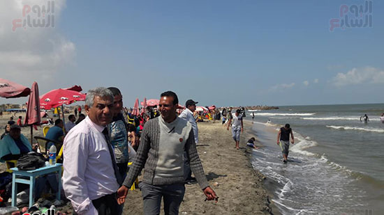 رئيس مدينة مصيف بلطيم يتابع الشواطئ
