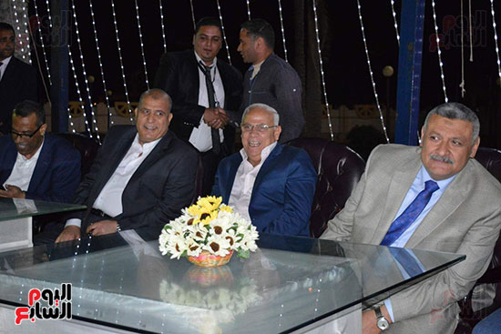 محافظ بورسعيد يشارك المواطنين احتفالات ليلة شم النسيم (3)