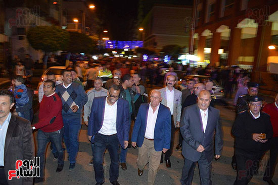 محافظ بورسعيد يشارك المواطنين احتفالات ليلة شم النسيم (4)