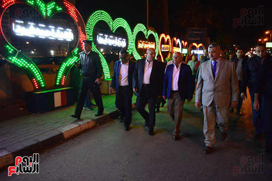محافظ بورسعيد يشارك المواطنين احتفالات ليلة شم النسيم (1)