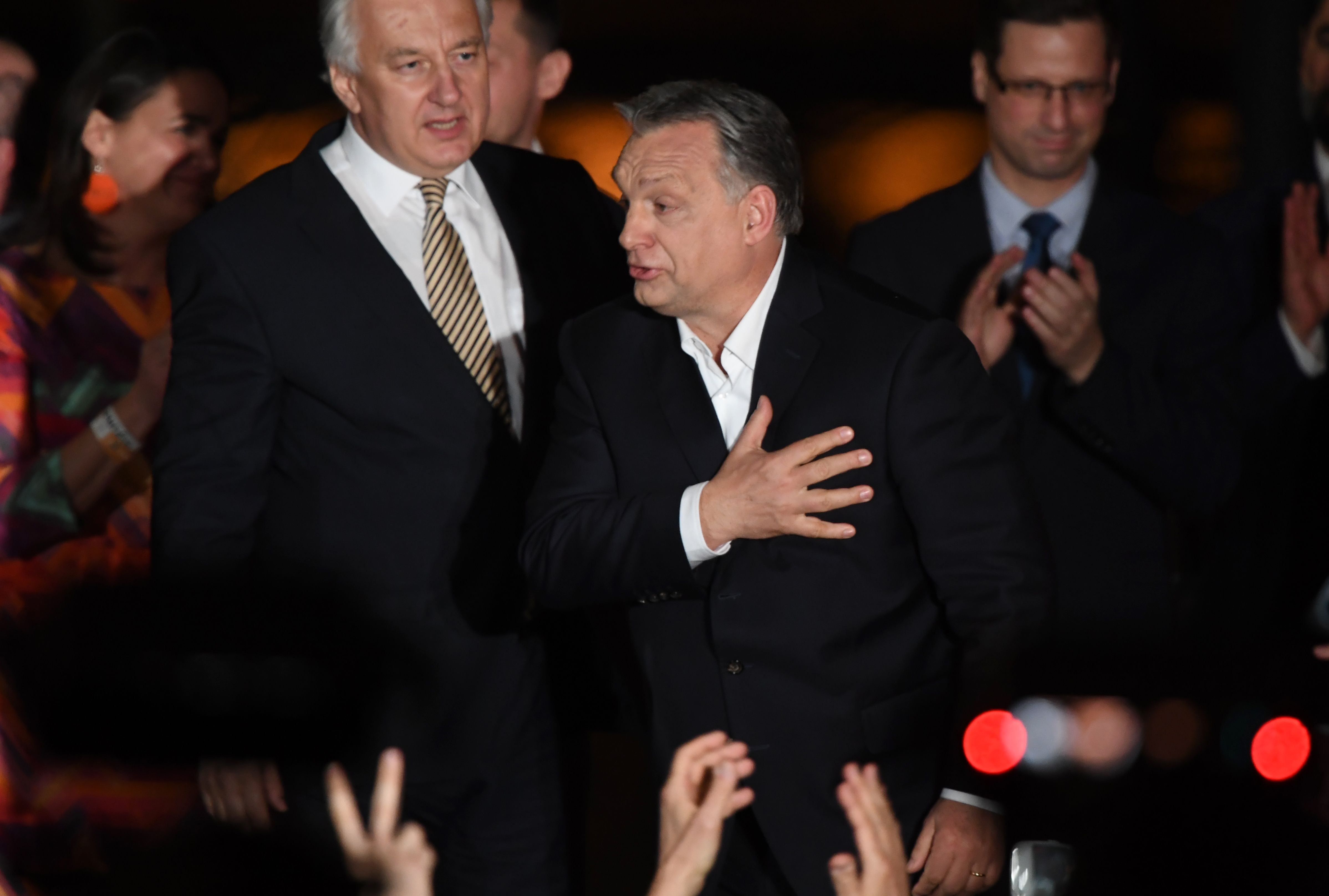 رئيس الوزراء المجرى يشكر أنصاره