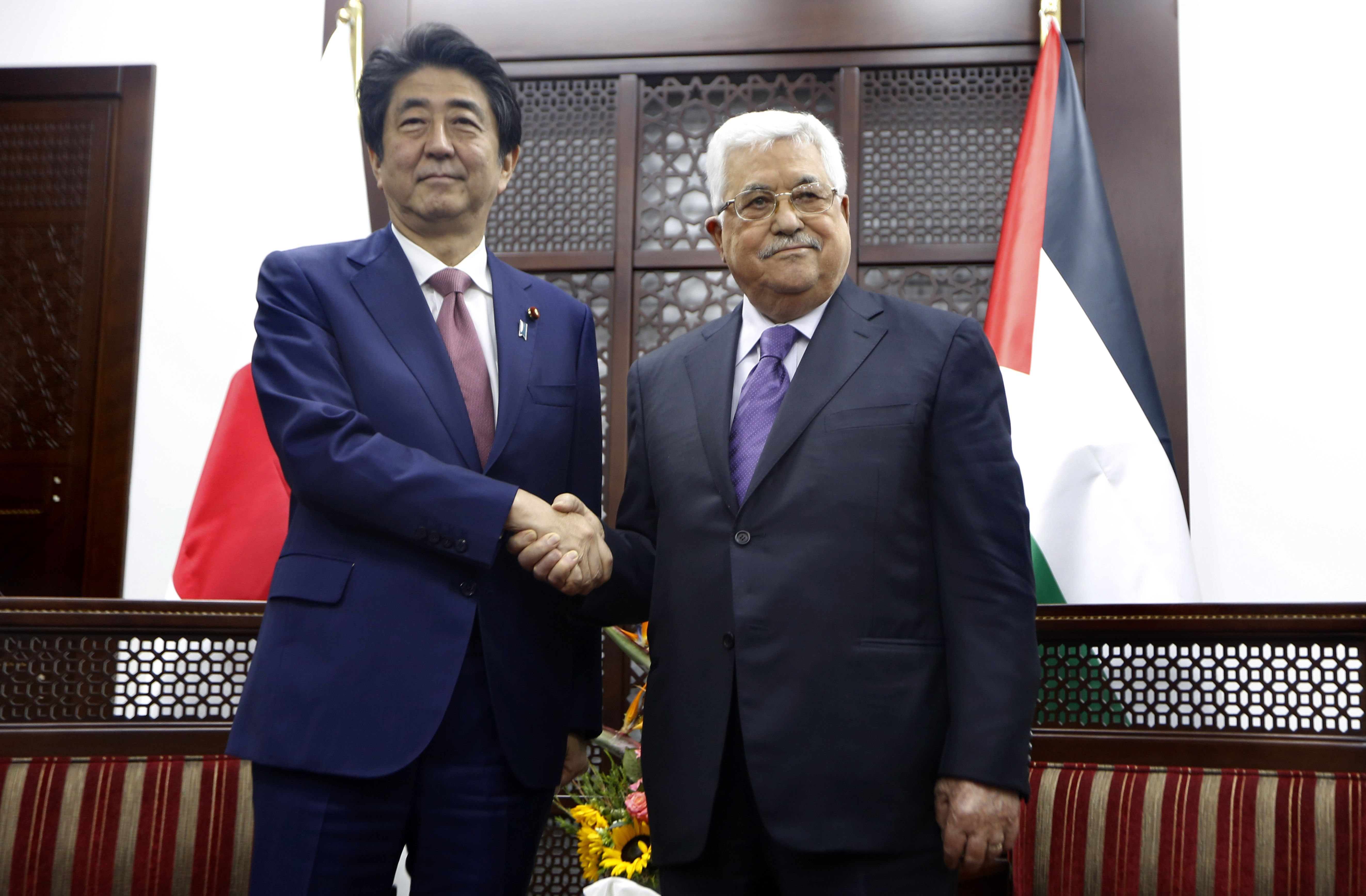 لقاء رئيس وزراء اليابان ومحمود عباس