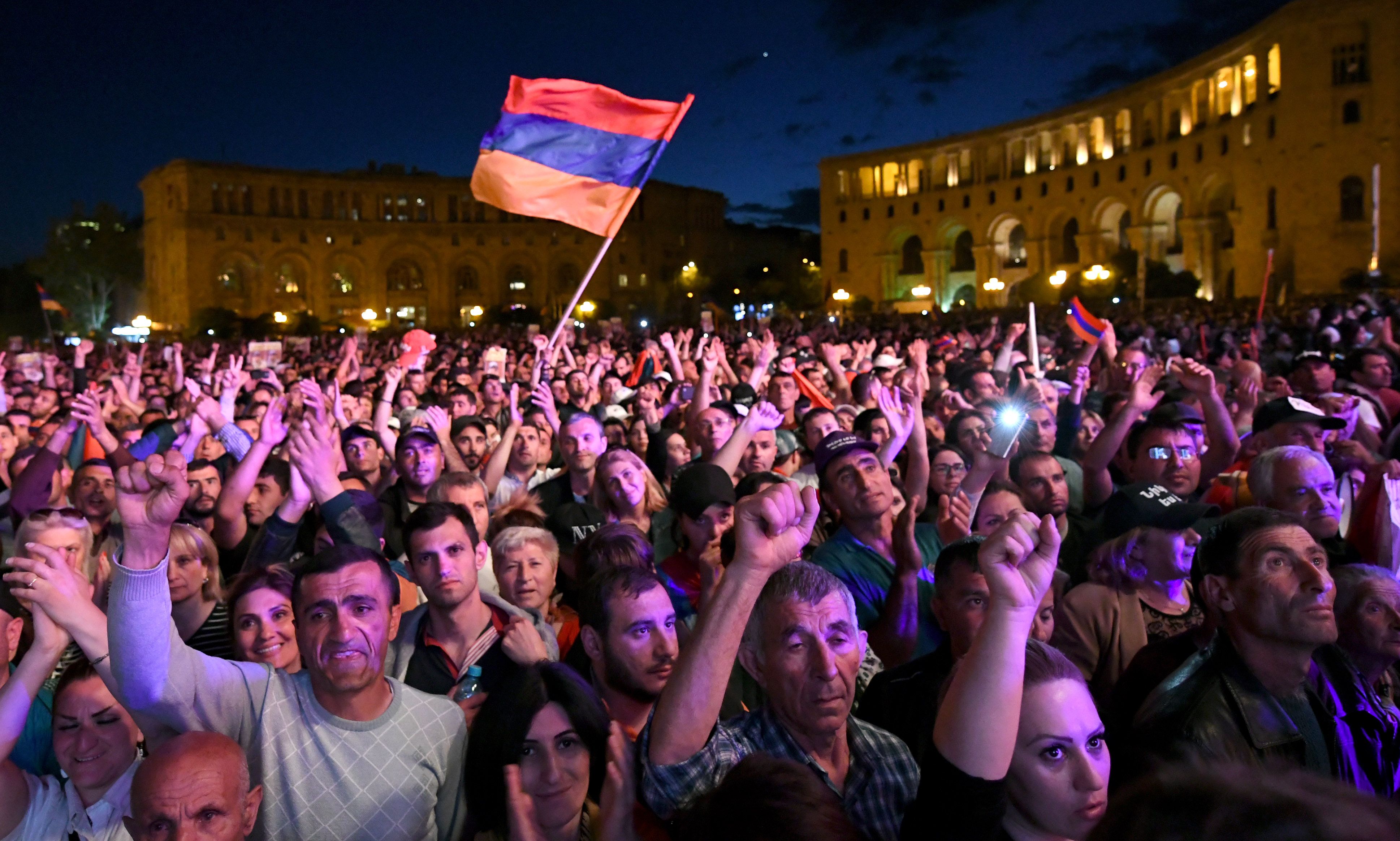 Сколько человек армян. Население Еревана 2023. Бархатная революция в Армении 2018. Население Армении. Толпа армян.