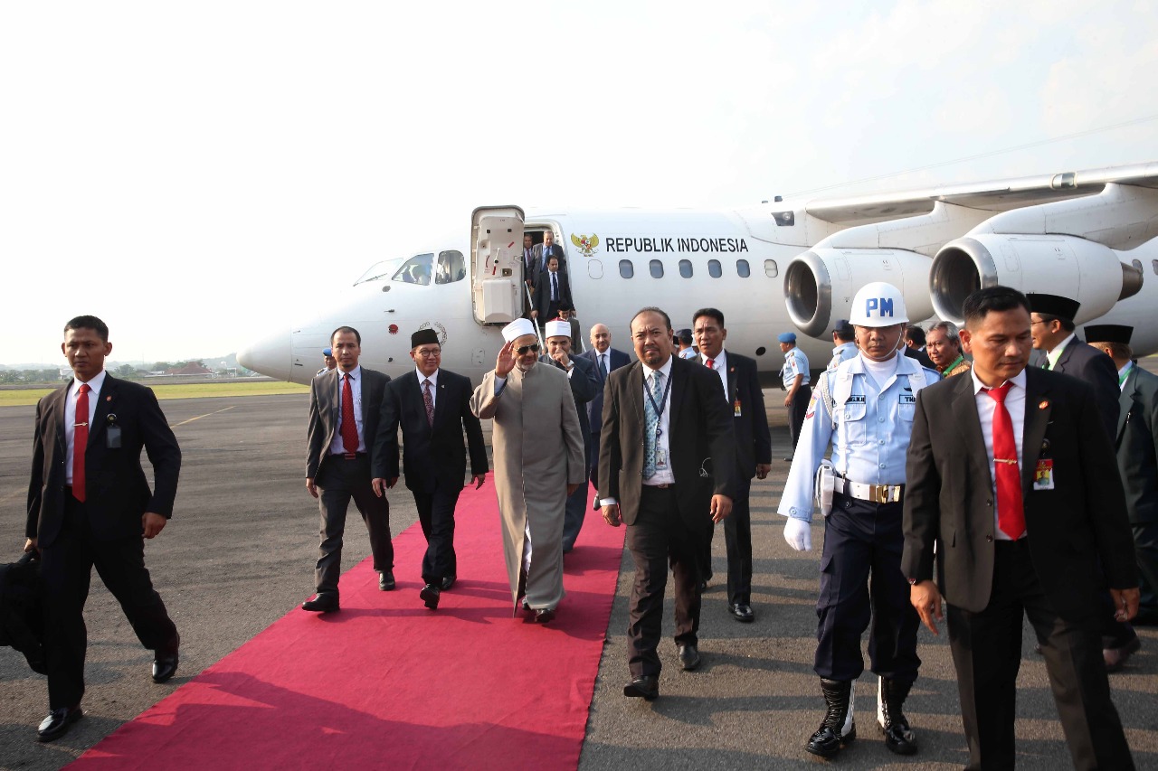 الإمام الأكبر يصل مدينة سولو المحطة الثانية في زيارته لإندونيسيا (5)