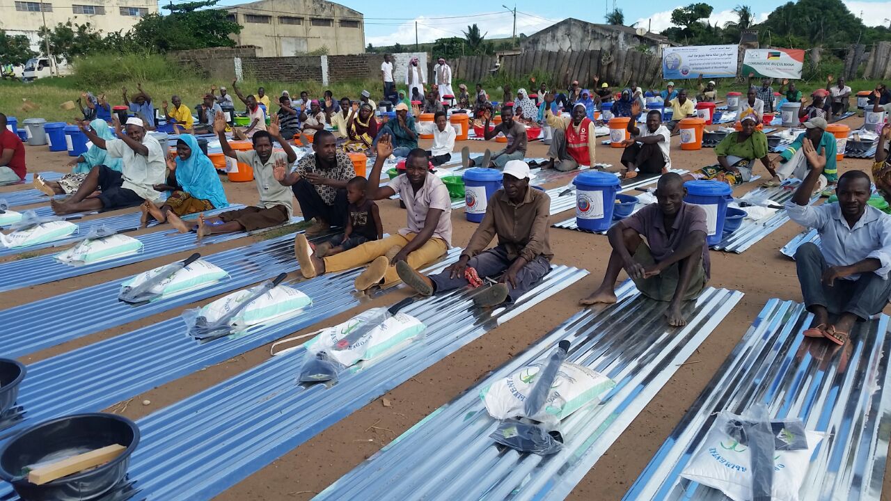 2500 سلة غذائية وإغاثية لضحايا الفيضانات بموزمبيق (5)