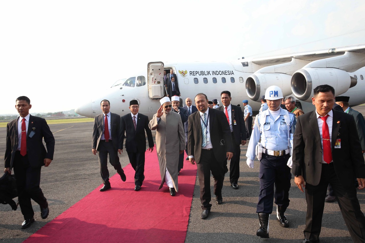 الإمام الأكبر يصل مدينة سولو المحطة الثانية في زيارته لإندونيسيا (6)