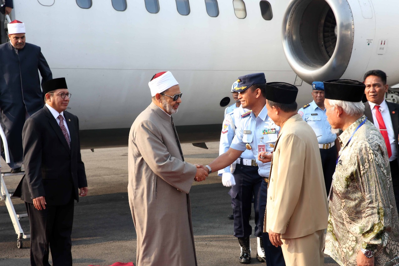 الإمام الأكبر يصل مدينة سولو المحطة الثانية في زيارته لإندونيسيا (1)