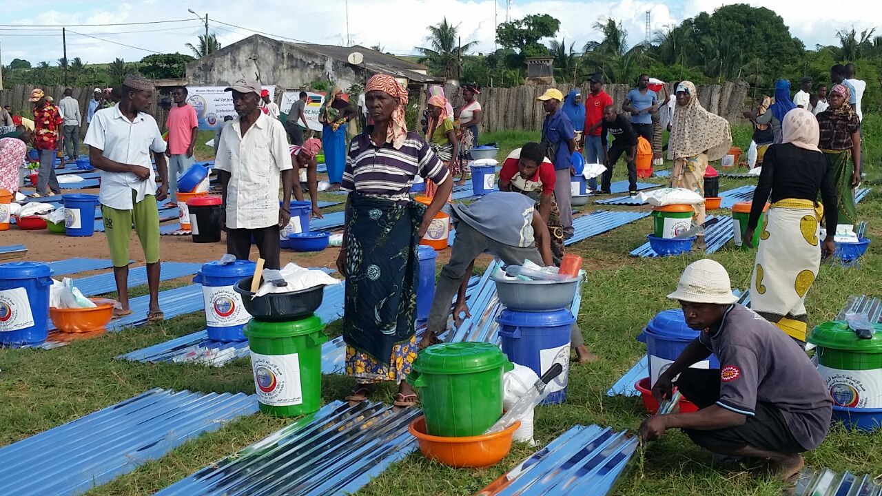 2500 سلة غذائية وإغاثية لضحايا الفيضانات بموزمبيق (4)