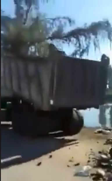 سيارات تابعة للمحافظة تلقى بالمخلفات بالنيل