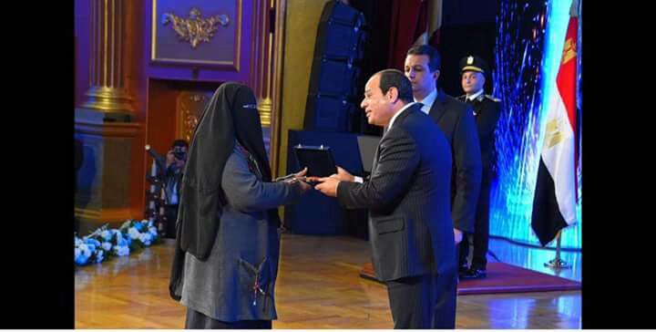 2 الرئيس عبدالفتاح السيسى يُكرّم زوجة الشهيد خلال الاحتفال بعيد الشرطة يناير 2017