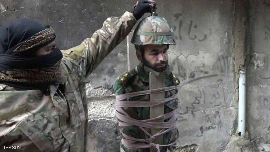 عنصر من "داعش" يفخخ أسير سورى لإعدامه