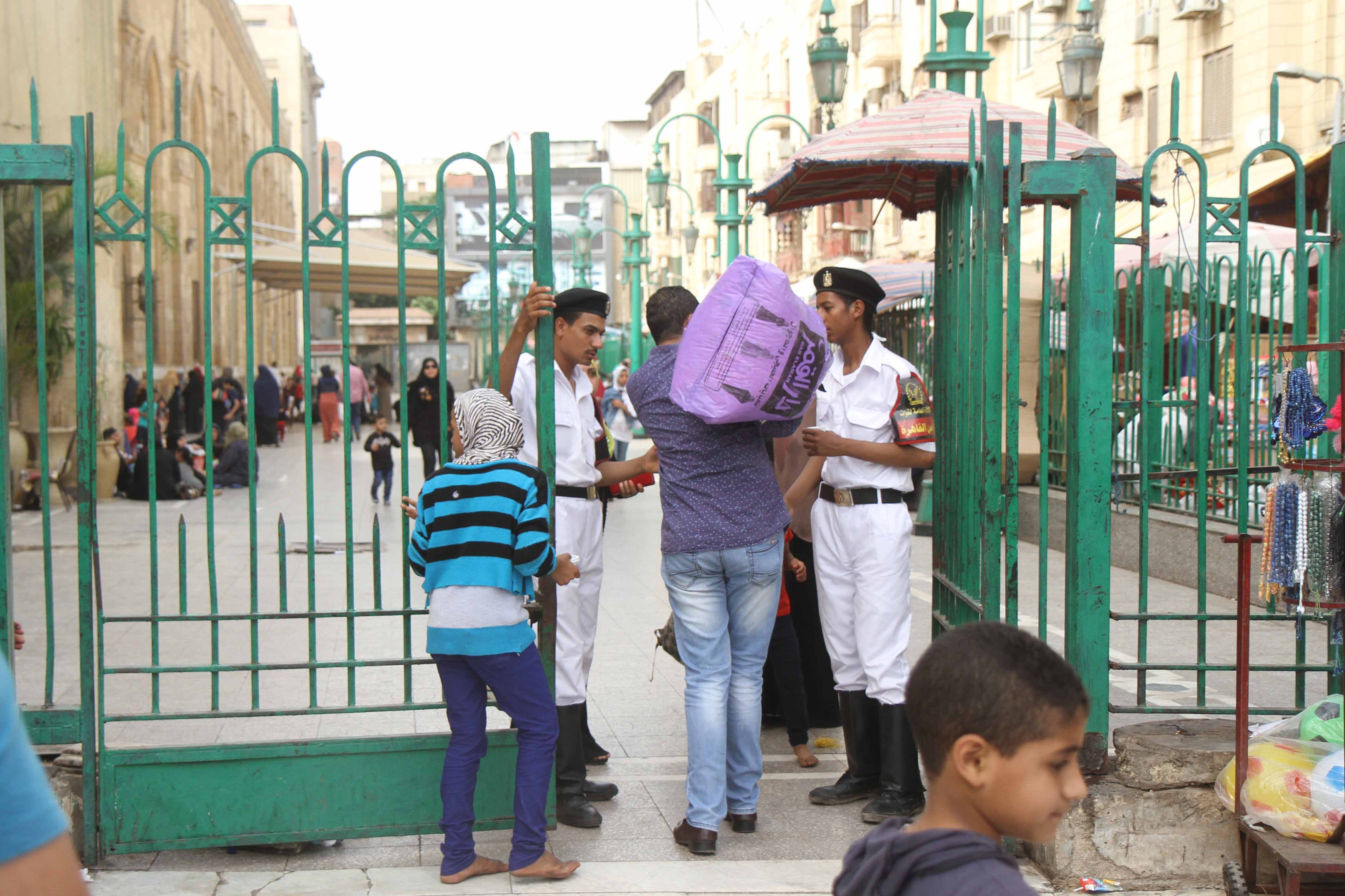 تفتيش المواطنين بمحيط مسجد الحسين