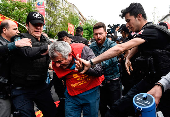 الشرطة التركية تلقى القبض على العمال 