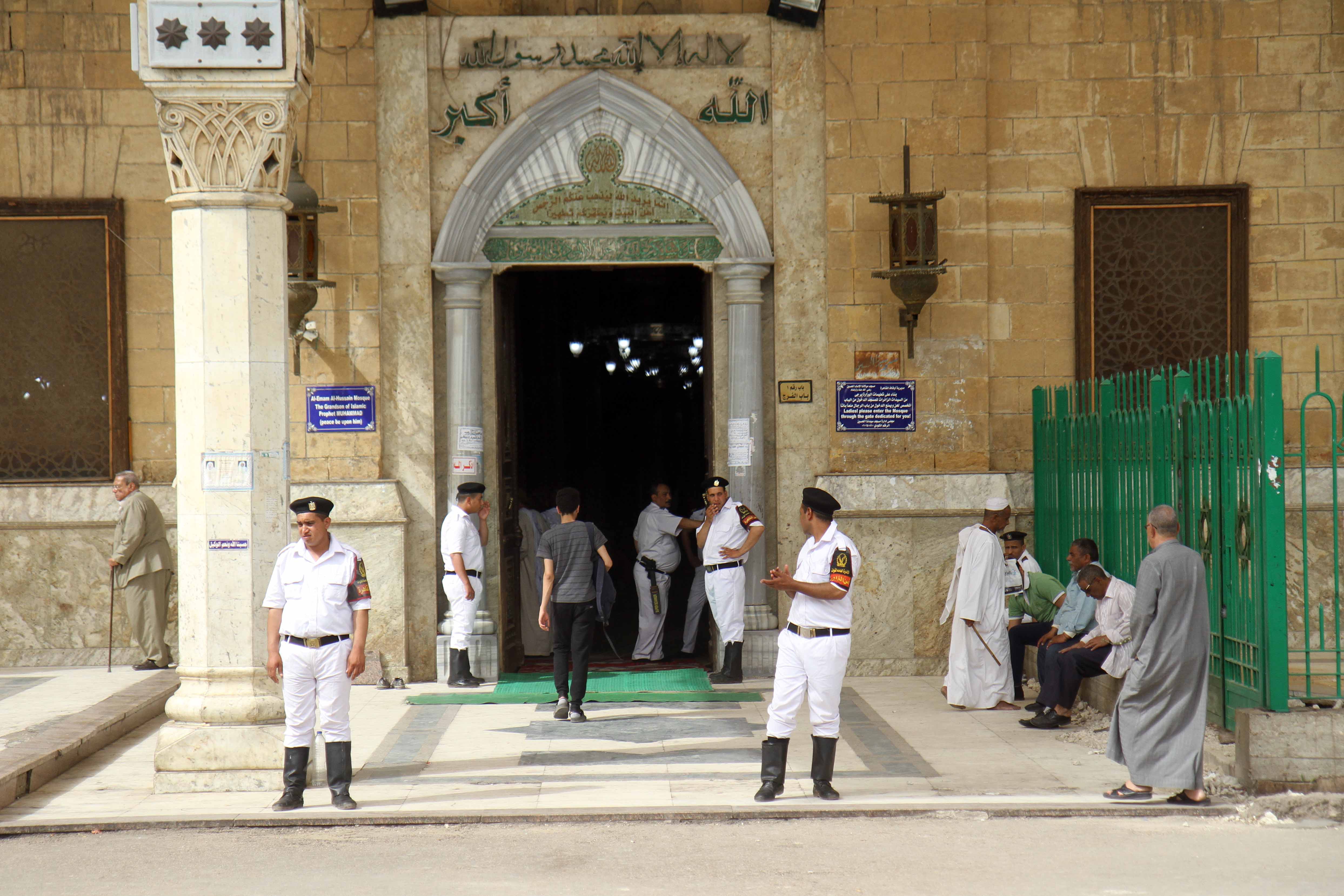 رجال الشرطة امام باب الفرج بمسجد الحسين