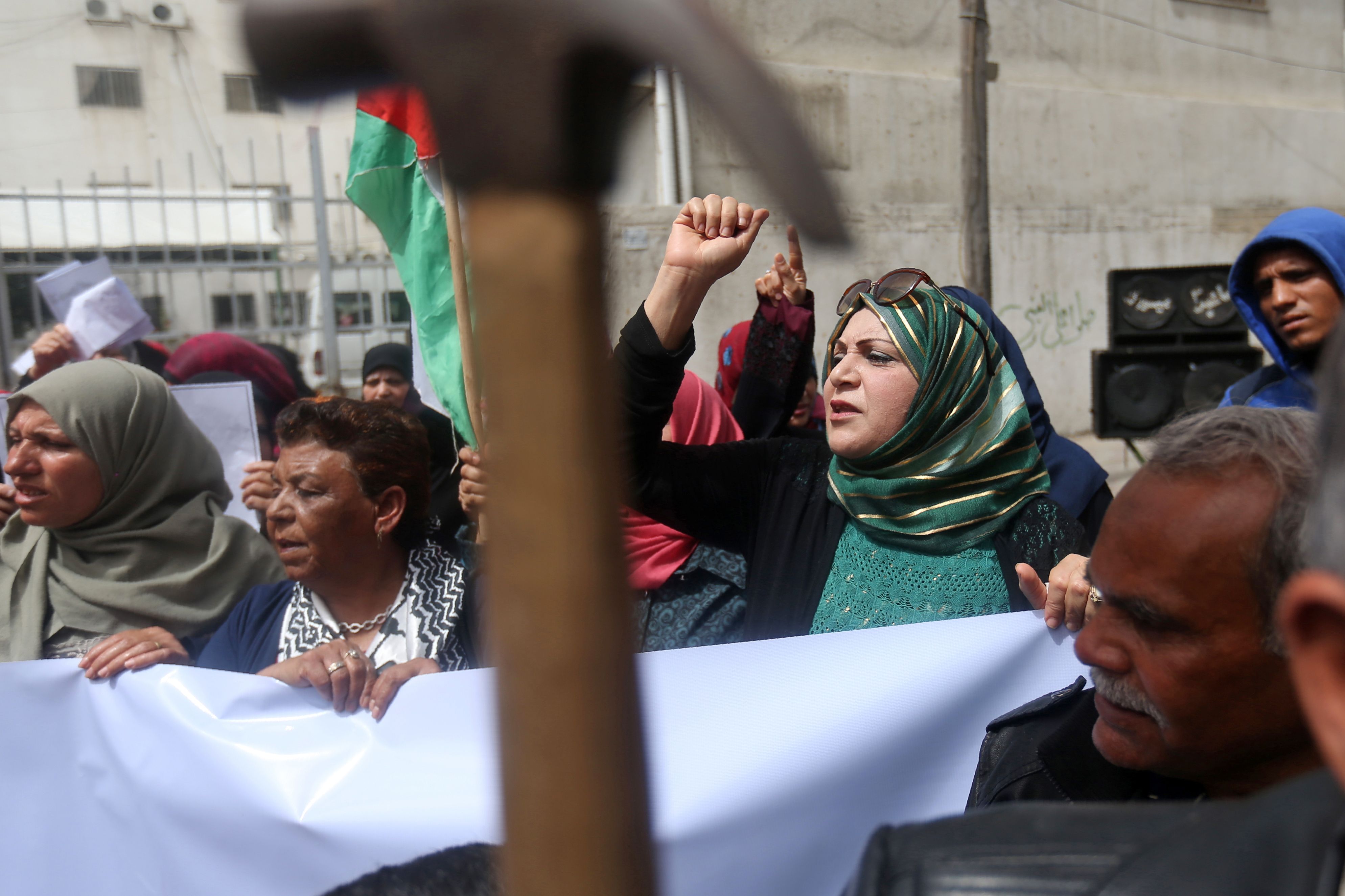 مواطنات فلسطينيات خلال المظاهرة