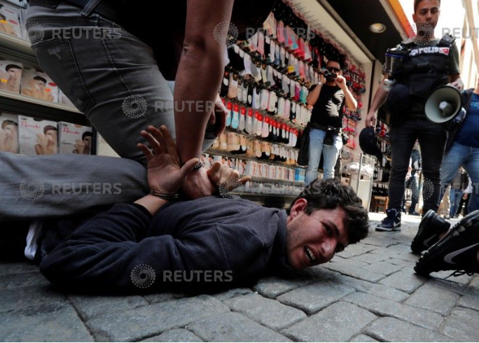 مواطن تركى تحت أقدام الشرطة التركية 