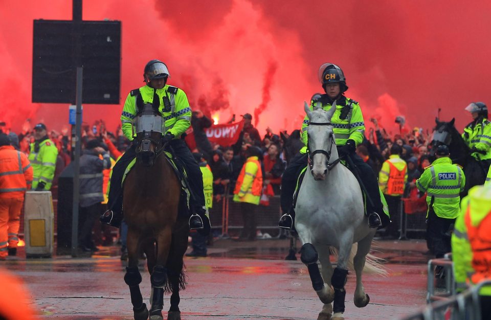 شرطة ليفربول أثناء مباراة الذهاب