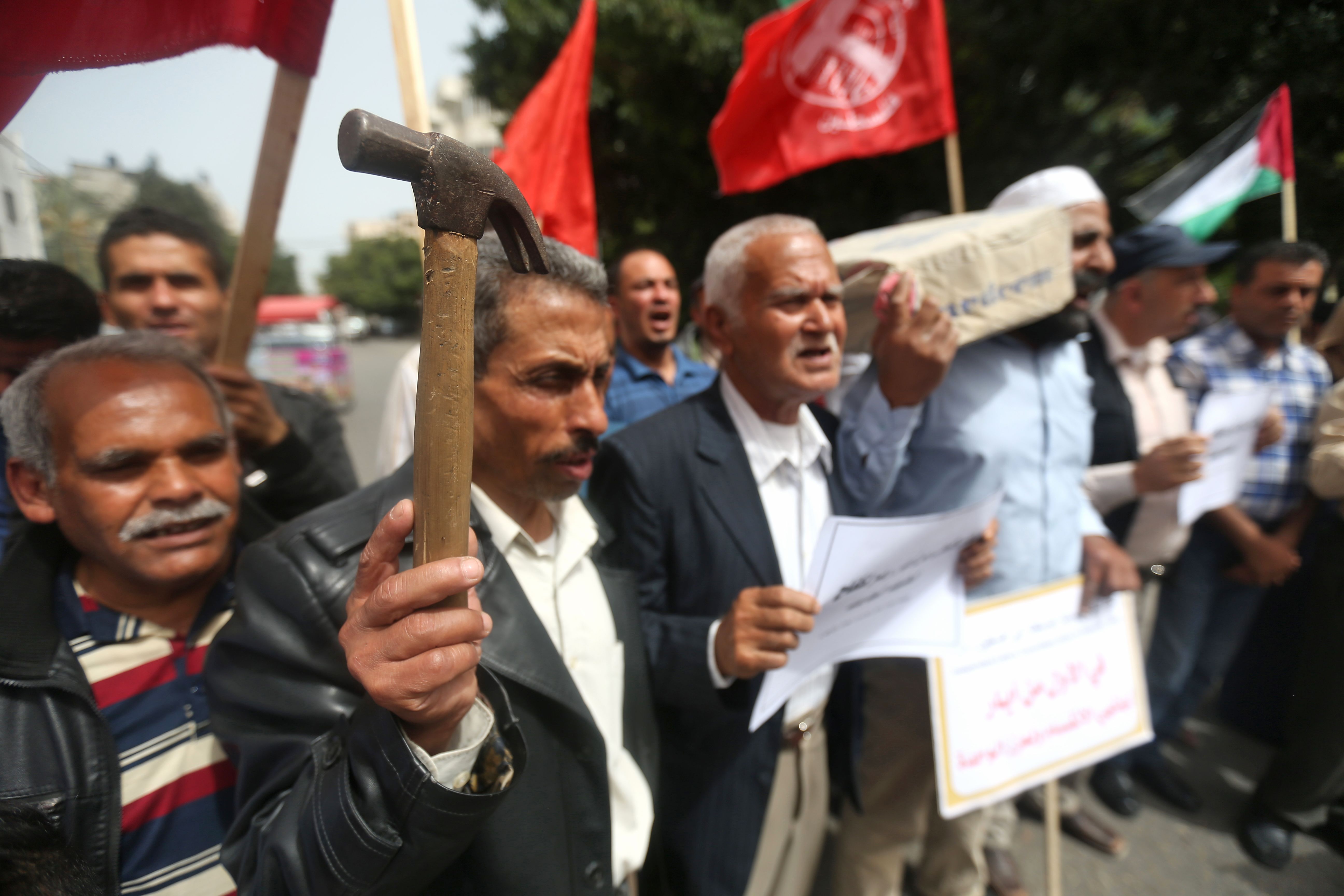 فلسطينيون يتظاهرون بالمطرقة