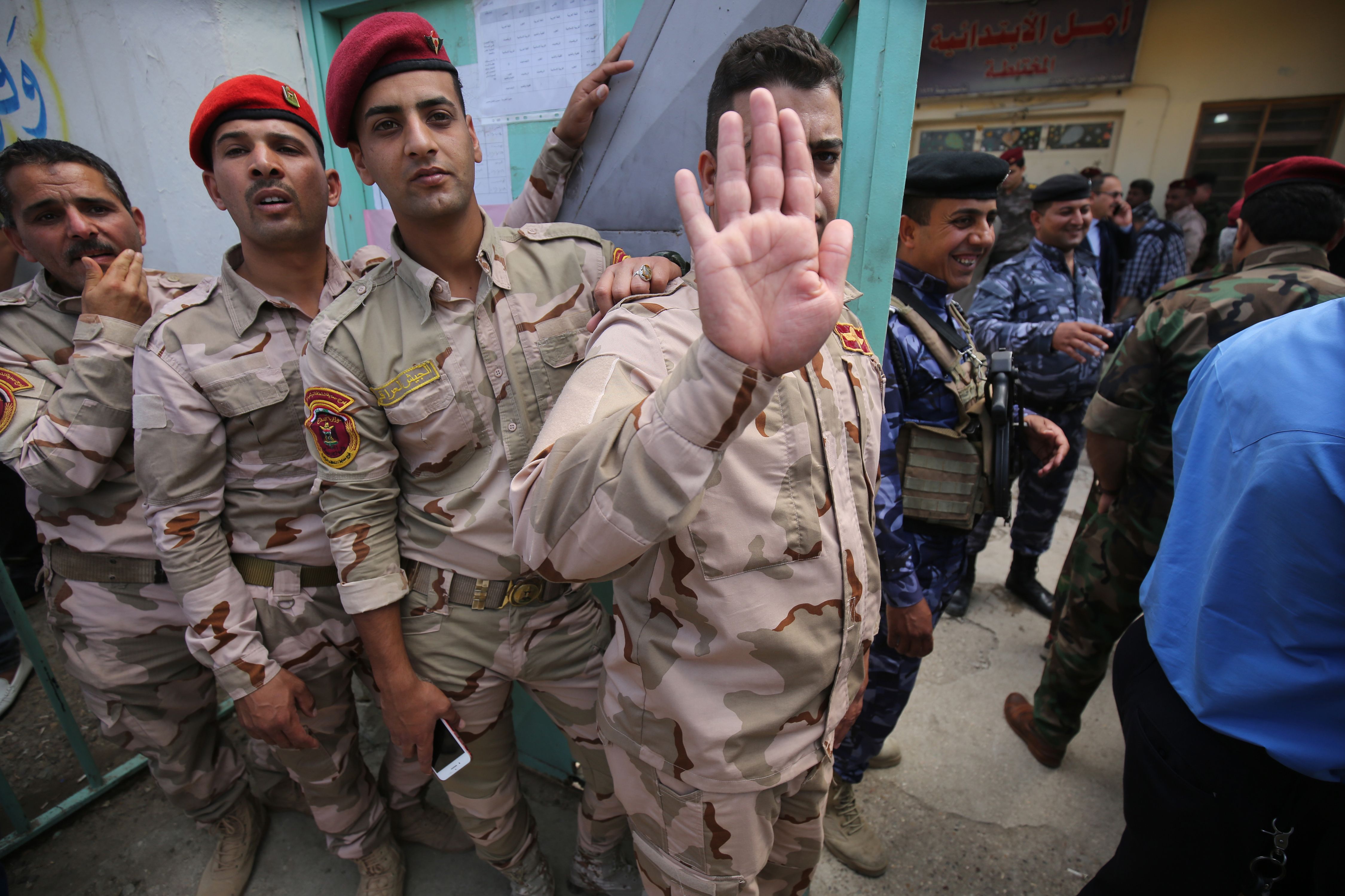 مشاركة كثسفة من رجال الجيش العراقى