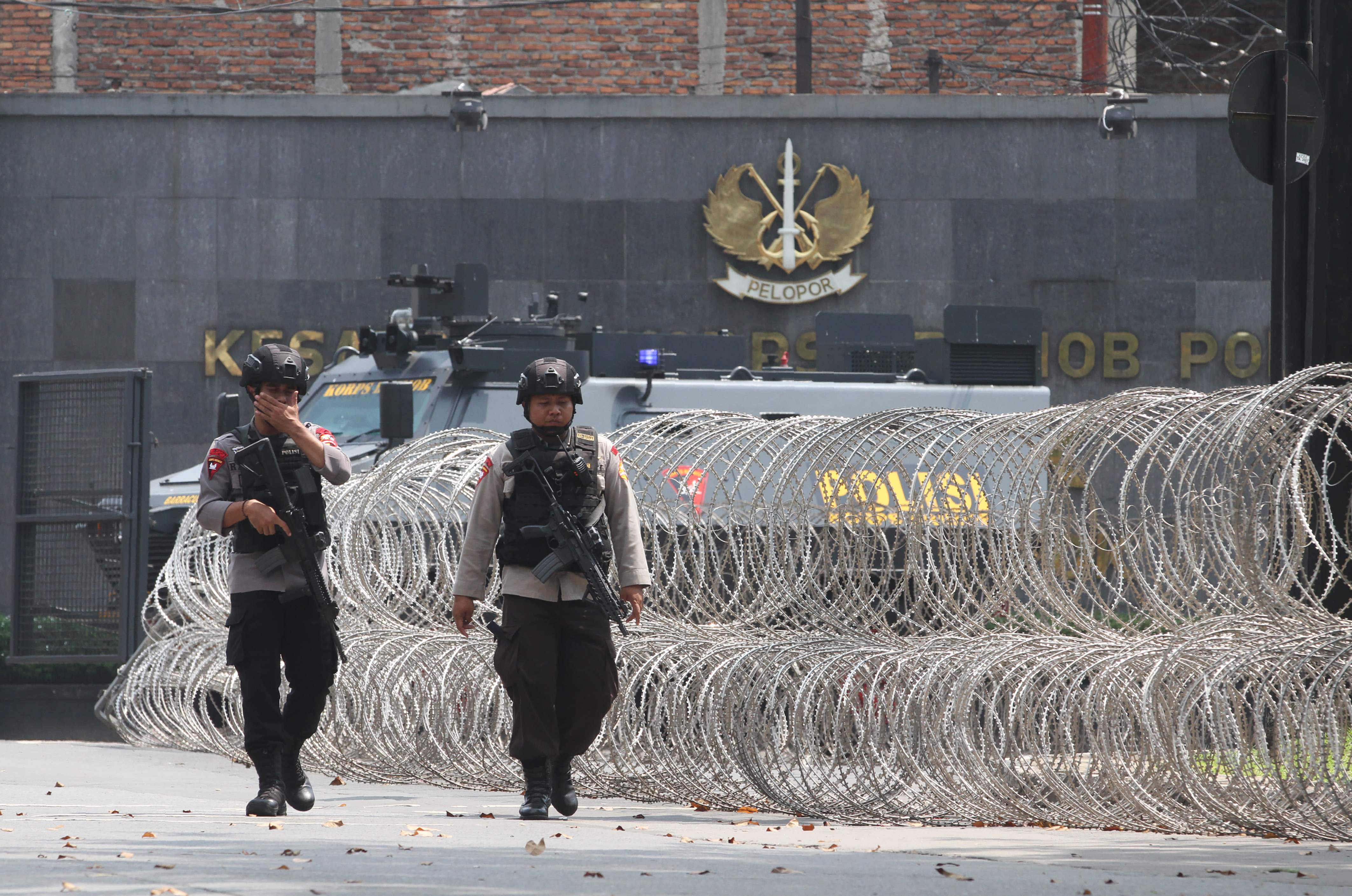 الشرطة الإندونيسية خارج السجن