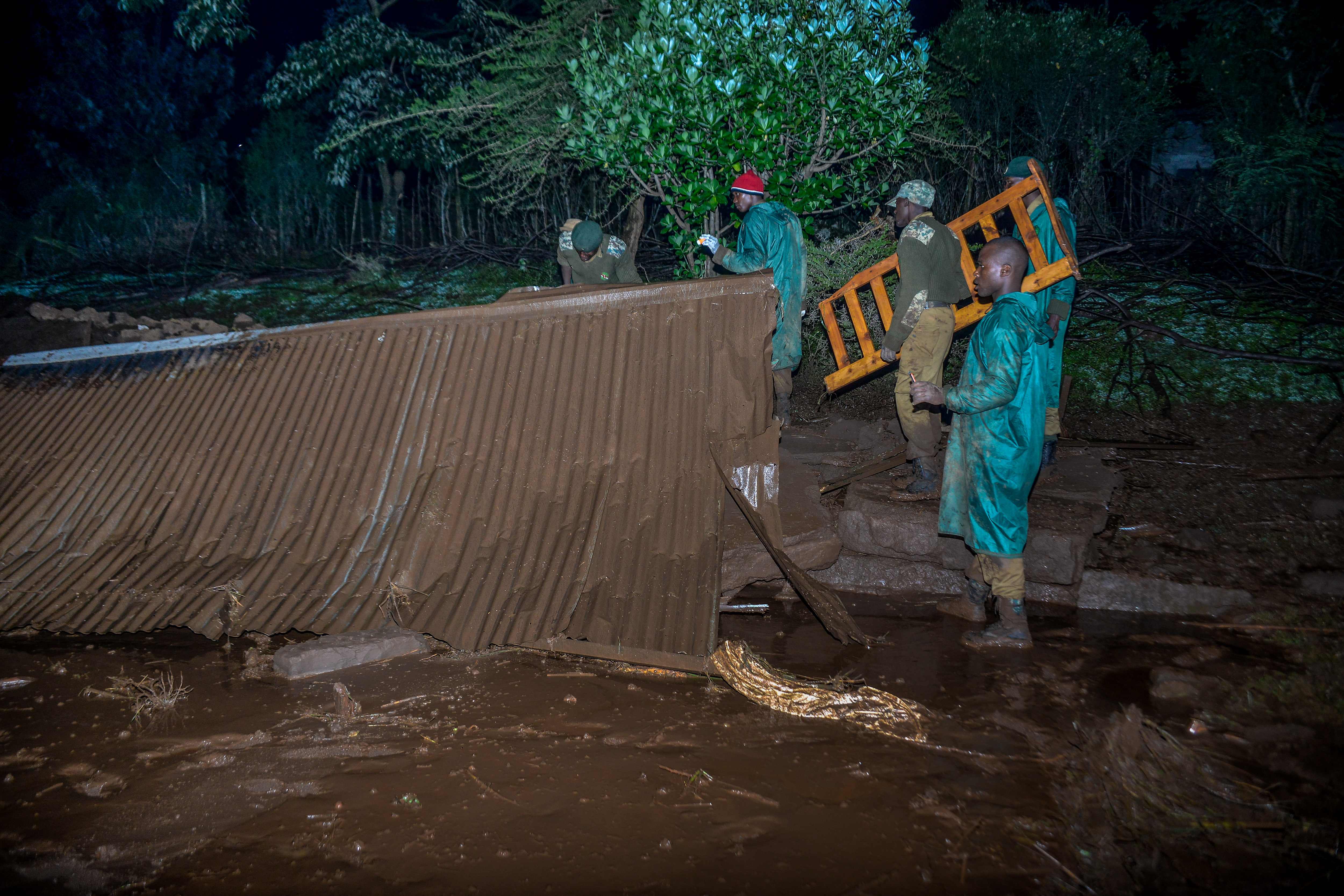 رفع أثار الفيضان فى كينيا