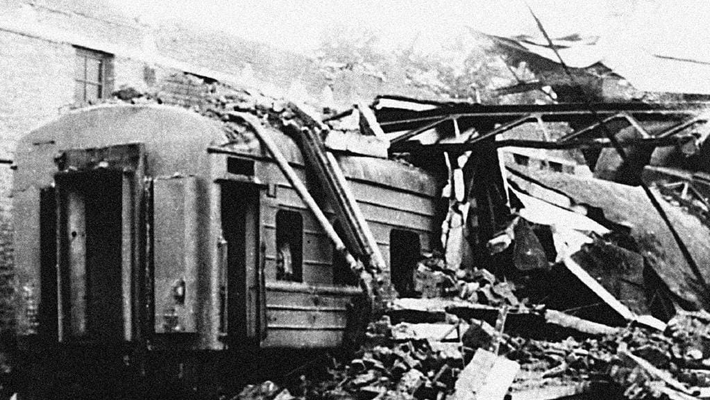 صورة لجانب من الدمار الذي لحق بإحدى محطات القطار بمدينة تانغشان عقب الزلزال
