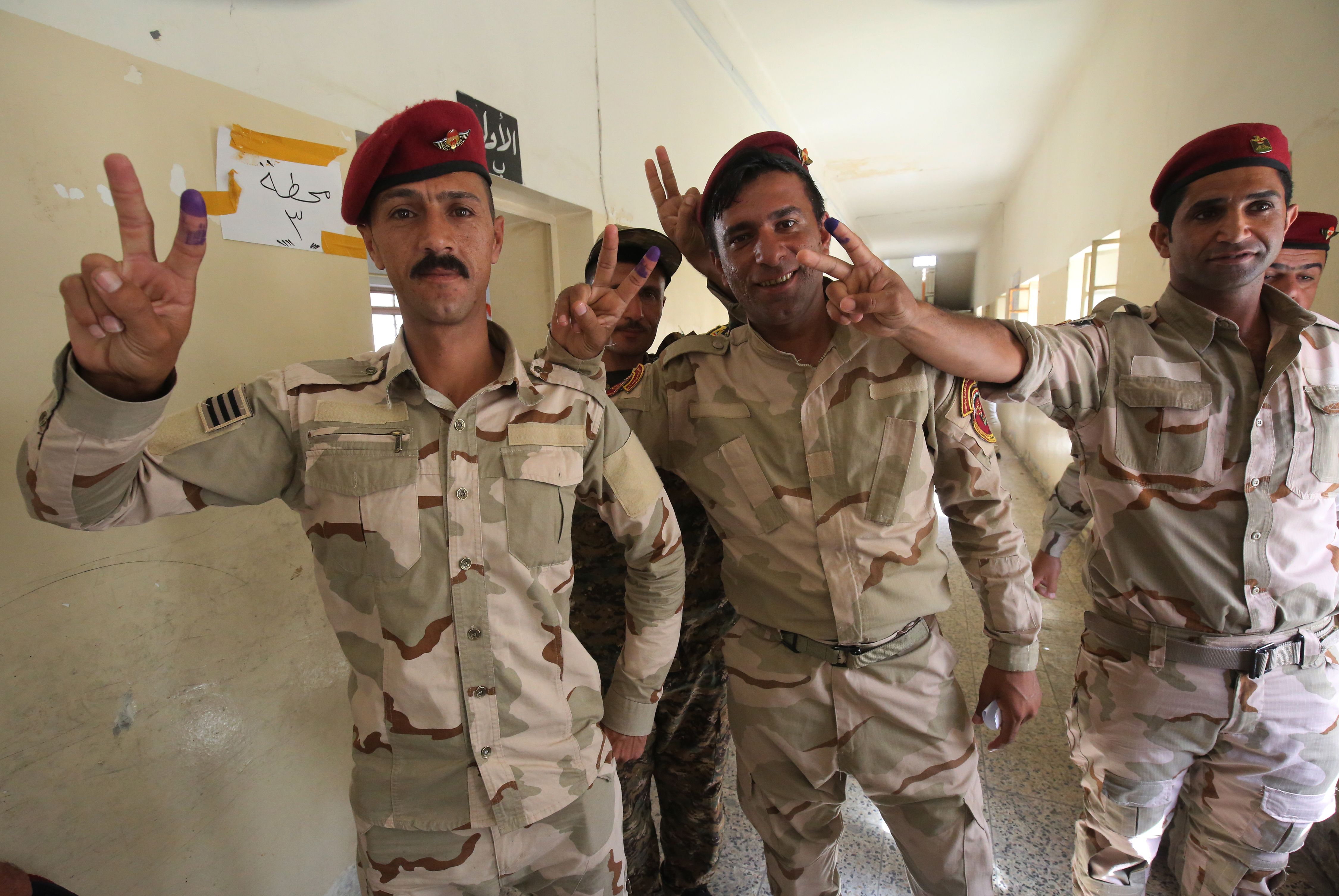 جنود الجيش العراقى يحيون بعلامات النصر
