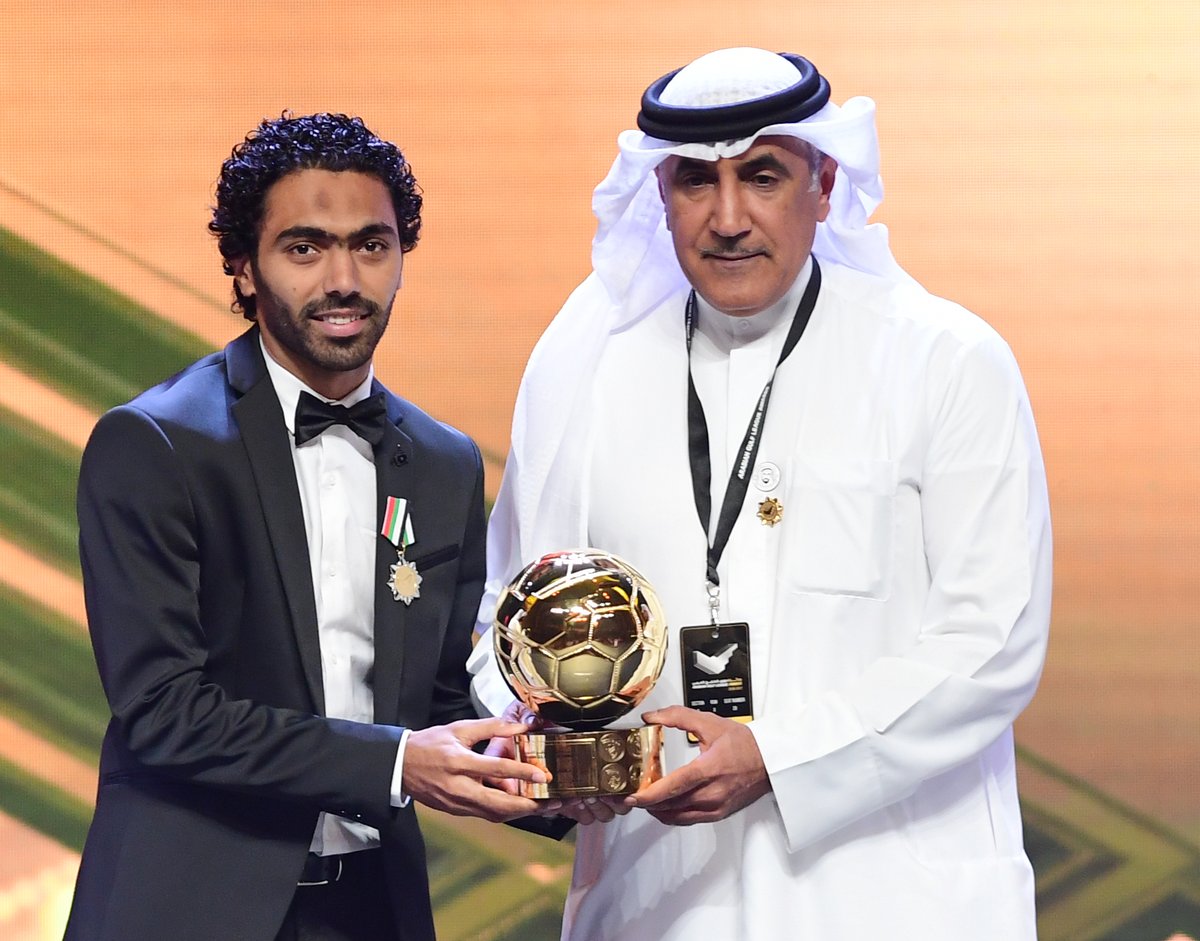 حسين الشحات يتسلم جائزة افضل لاعب فى الدوري الامارات