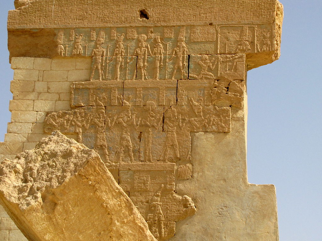 الجدار المتبقى من معبد آمون