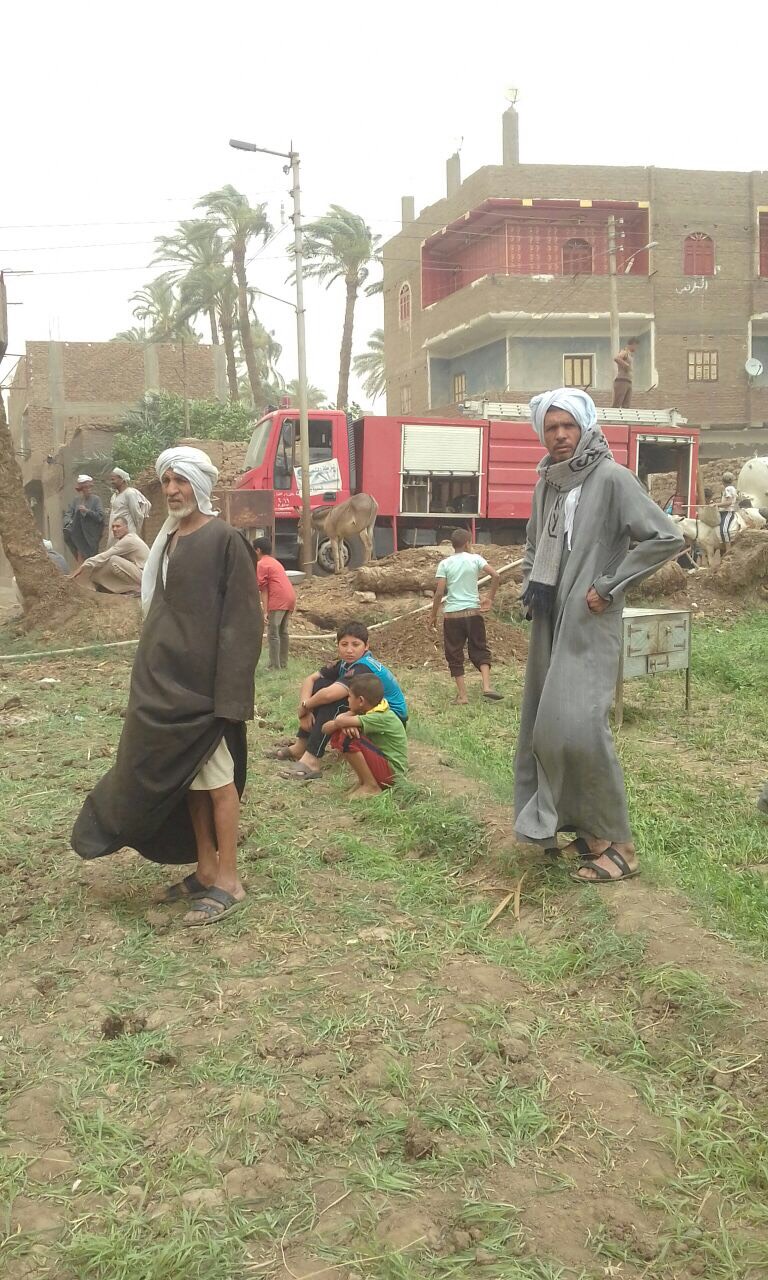 حريق بمركز الغنايم في أسيوط بسبب العاصفة الترابية  (5)