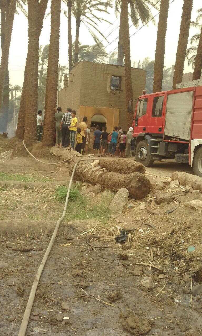 حريق بمركز الغنايم في أسيوط بسبب العاصفة الترابية  (2)