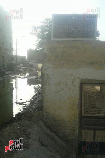 مياه الصرف تغرق شارع المعهد الازهرى