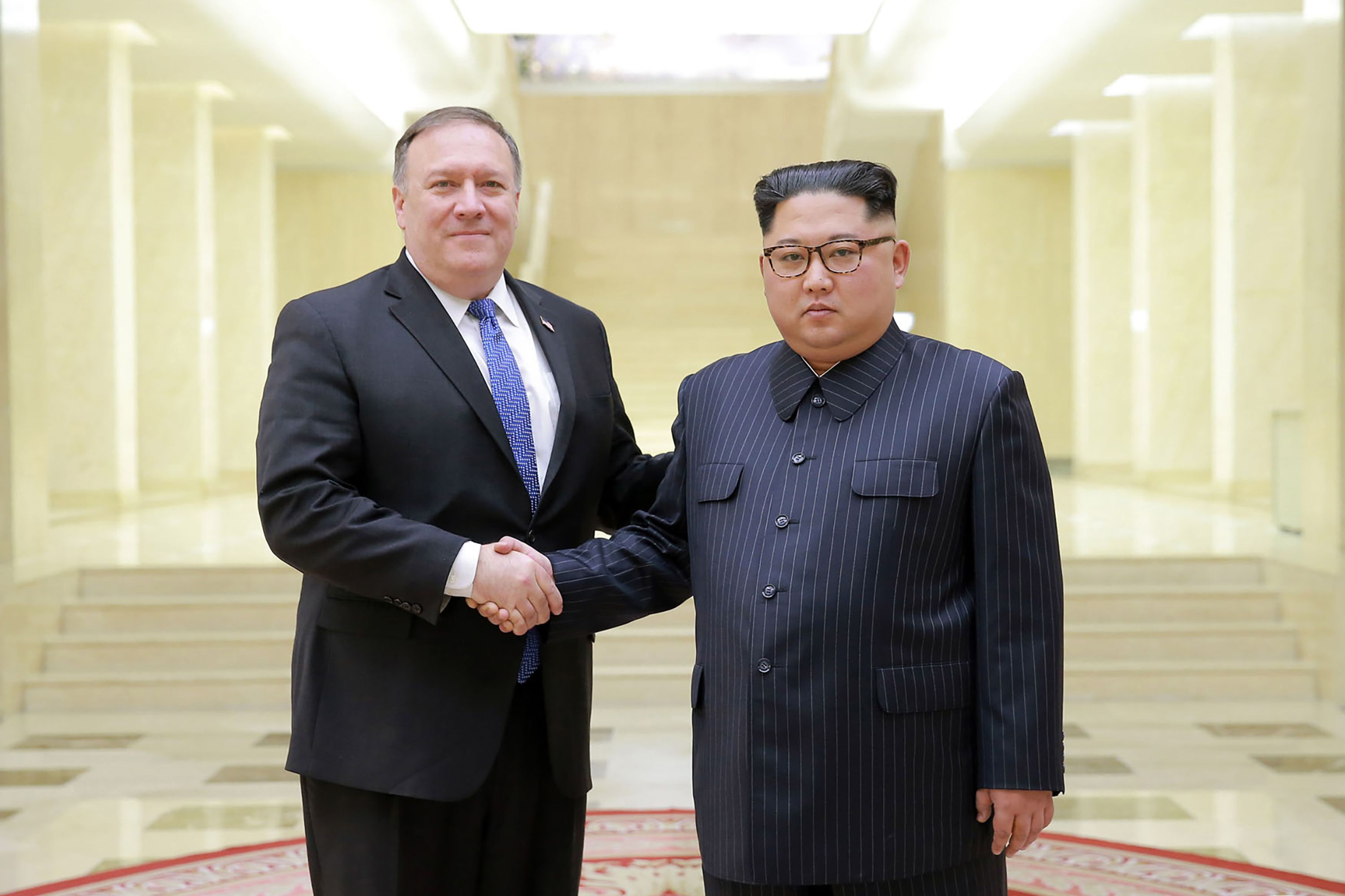 مصافحة زعيم كوريا الشمالية ووزير الخارجية الأمريكى
