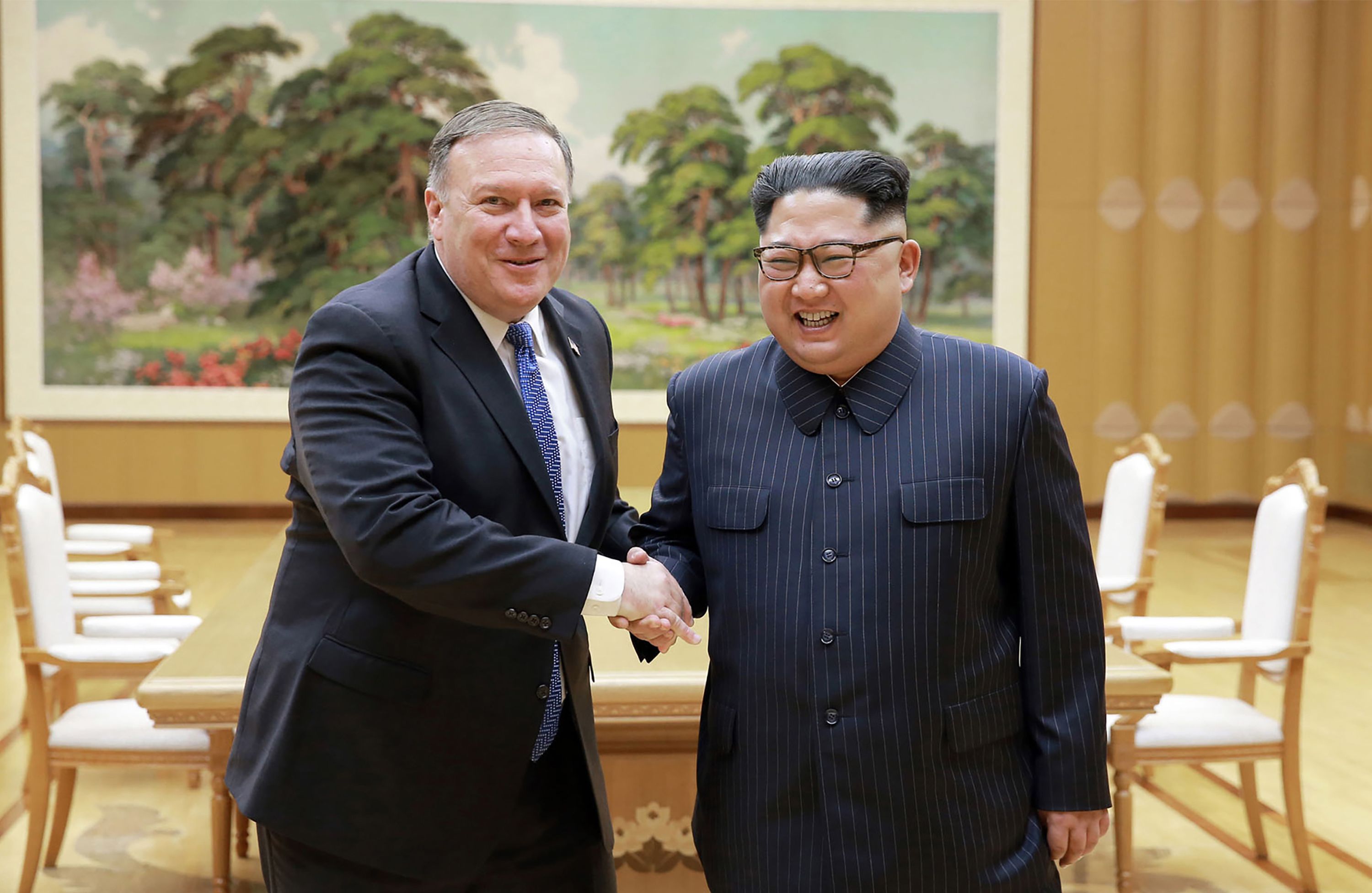 وزير الخارجية الأمريكى يصافح زعيم كوريا الشمالية